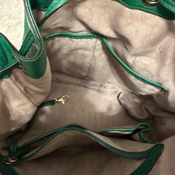 Micheal Kors shoulder bags👜, green color,one size , zipper pocket inside - Picture 6 of 12